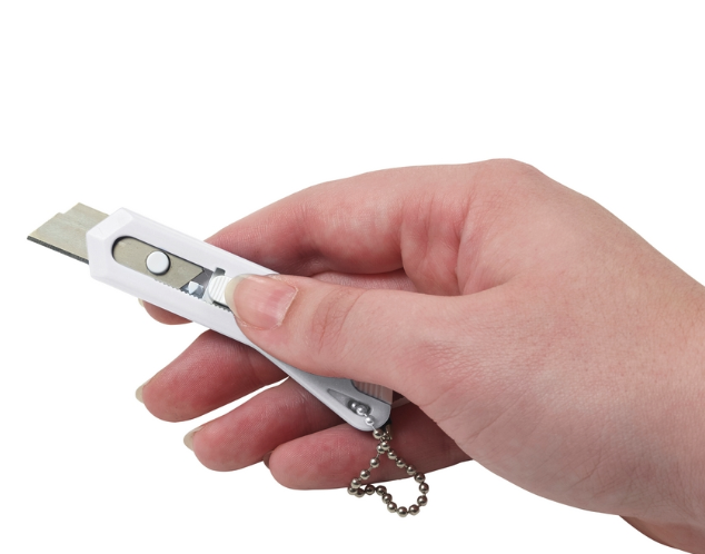 Ein kleines Tapetenmesser mit Anhänger
